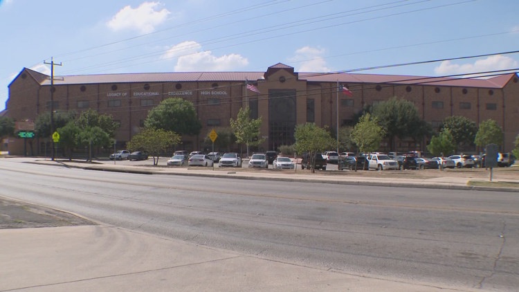 Fox falls through ceiling during LEE High School lunch period, NEISD officials say — KENS 5 (San Antonio), Killeen Schools news