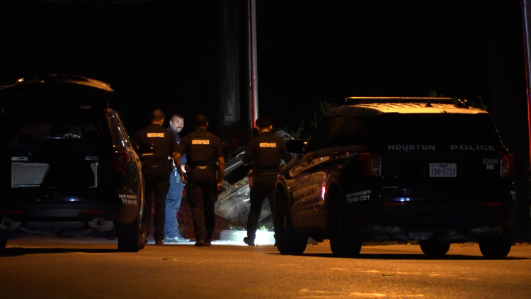 36-year-old DJ killed after being ejected from car in rollover crash, Houston police say — KHOU 11 (Houston), Killeen Community news